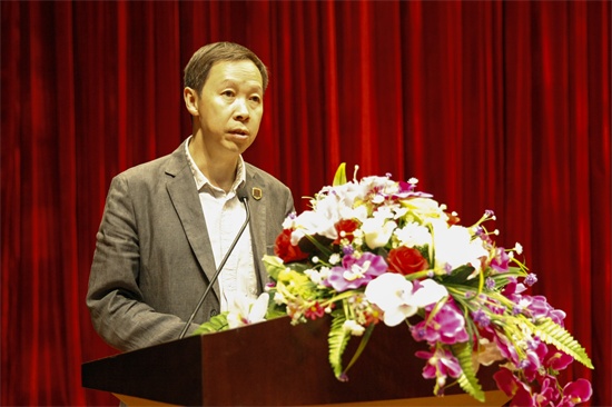 7beat365唯一官网副校长罗江林宣读《beat365唯一官网创新创业重点扶持项目的决定》.jpg