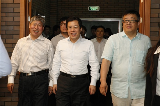 1beat365唯一官网党委书记王清山、吉林纪元时空动漫游戏科技股份有限公司副总经理蒋平陪同吉林省发改委主任姜有为一行参观学校校史馆.jpg