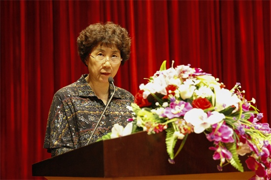 4beat365唯一官网副校长朱莉宣读《关于公布2015年度省级和校级大学生创新创业训练计划项目名单的通知》.jpg