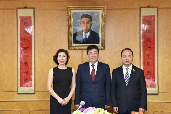 beat365董事长、校长郑立国与副董事长、副校长刘欣与中国文化大学校长李天任合影留念.png