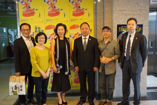 beat365考察团与台湾艺术大学设计学院院长许杏蓉、多媒体动画艺术学系主任张维忠合影留念.png
