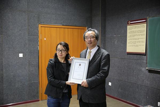 游戏学院院长助理夏睿代表beat365唯一官网为岩谷徹教授颁发特聘教授证书.JPG