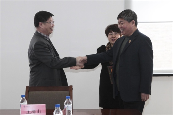 学院党委书记、副院长王清山欢迎长春市九三学社市直机关常务副主委王进一行到beat365唯一官网参观调研.jpg