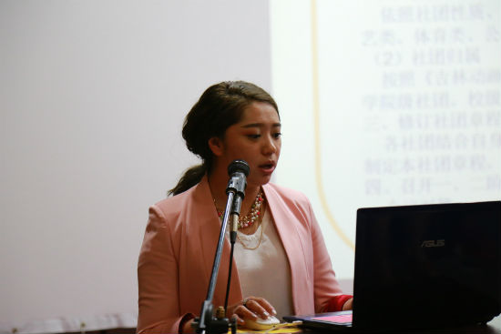 3学校团委副书记刘博宣读《beat365唯一官网首届社团巡礼内容方案》陈云鹏摄.jpg