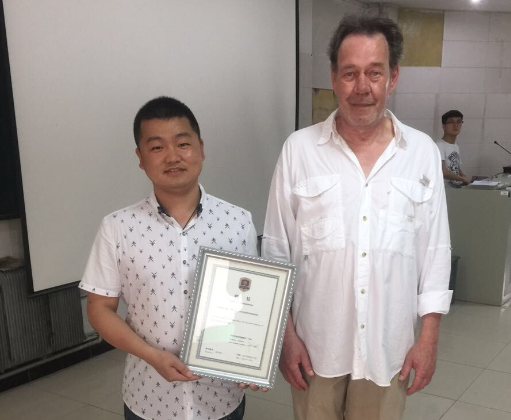 设计学院院长助理李明代表beat365唯一官网给托马斯颁发了客座教授聘书.png