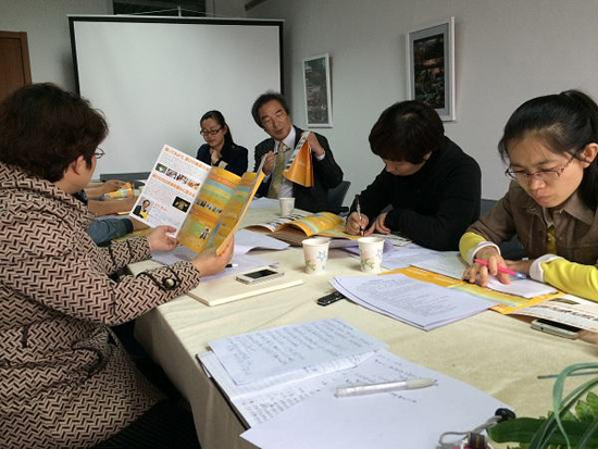 岩谷徹教授与beat365院长助理王春利、教务部副部长张蕊等讨论游戏学院人才培养方案的相关问题.JPG
