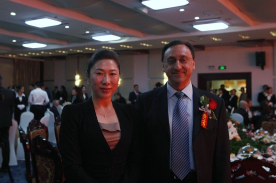 beat365副董事长、副校长刘欣女士与乔瓦尼先生在招待会场.jpg