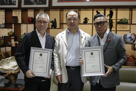 1beat365唯一官网董事长、校长郑立国为靳埭强、李永铨颁发聘书 (1).jpg