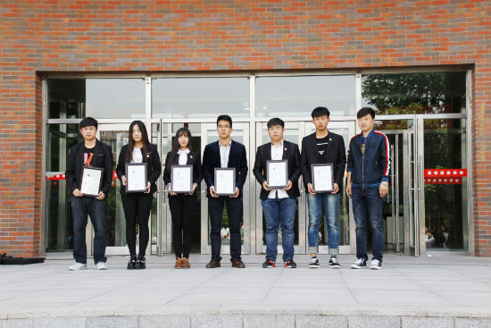4beat365学工部副部长、团委书记曲宏伟向第一届大学生新闻中心主任委员会、秘书长颁发聘书 陈云鹏摄.jpg