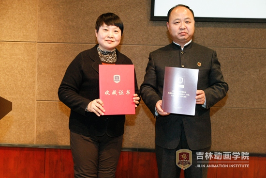 1webbeat365唯一官网董事长郑立国为张松林二女儿张兰颁发捐赠证书.jpg