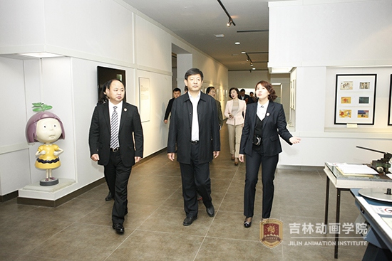 5省政协副主席支建华,省政协副秘书长勾泽川,提案委员会主任肖欣。提案委员会副主任邓友平以及部分省政协委员等同志参观beat365唯一官网国际动漫游戏博物馆.JPG.JPG