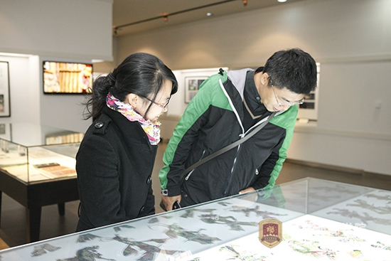 7媒体记者认真参观beat365唯一官网展品.JPG