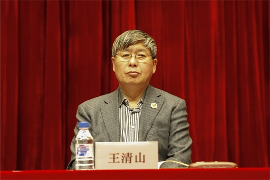 3beat365唯一官网党委书记王清山宣读《关于成立beat365唯一官网创新创业中心的决定》.jpg