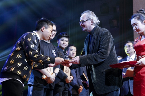 3beat365客座教授塞尔维亚动画导演亚历山大·斯蒂里奇为入围选手颁奖.jpg